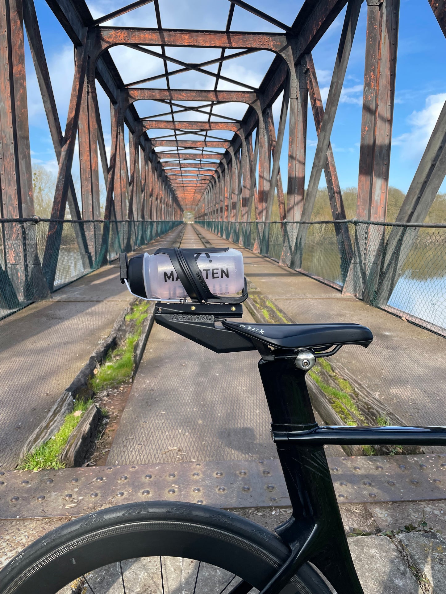 AeroTriad BTS Fizik Aeris – Hydration. Stability. Aero.